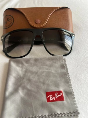 Svarta Ray-Ban boyfriend - Snygga svarta solglasögon från Ray-Ban med bred båge och klassisk pilotform. Kommer med original brunt fodral i skinn och putsduk med Ray-Ban-logga. Extremt bra skick!!