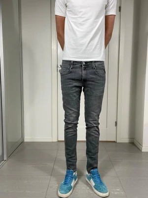 Replay Anbass Jeans  - Säljer nu dessa Replay Anbass Jeans, W28 o L30 med mått: ca 36 o 100 cm. skriv för fler bilder/frågor🙌🏼