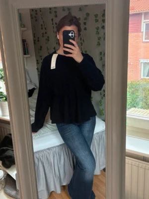 Svart stickad tröja med rund hals - Oanvänd stickad tröja från arket med lappen kvar!!  Endast provad. Ordinarie pris är 890kr. Storlek - xs/s. Det är en enkel och stilren svart stickad tröja med rund hals och långa ärmar. Tröjan har en avslappnad passform och är tillverkad i ett mjukt och riktigt kvalitativt material. Perfekt basplagg för garderoben.