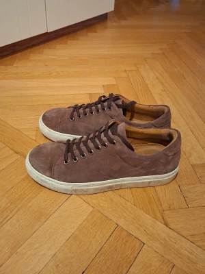 Bruna mockasneakers - Mockasneakers köpta på Volt för 1 800, använda en dag, efter sommaren var de för små. Storlek 41, men stora i storleken, mäter 27,5 cm som innermått, förmodligen närmare storlek 42. Perfekt för skolavslutning eller student!