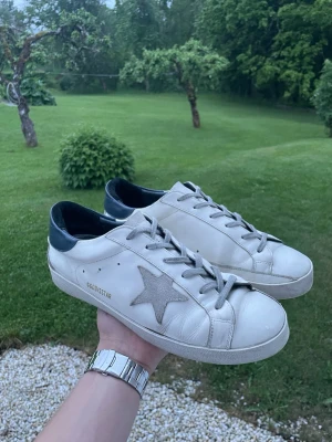 Golden Goose skor - Tjena, säljer dessa golden goose. Mycket bra skick. Perfekta till sommaren☀️🌴