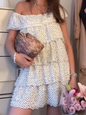 Vit prickig offshoulder volangklänning - Supersöt kort offshoulder klänning i vitt med svarta prickar och flera volanglager. Klänningen är från Zara och är i storlek M men skulle säga att den passar allt från xs till L. Den är otroligt fin. Kan gå ner lite i pris vid snabb affär💖