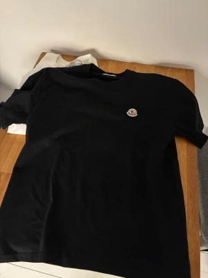 Moncler t-shirt svart och vit och blå - Tre snygga Moncler T-shirts 3 st för 1050