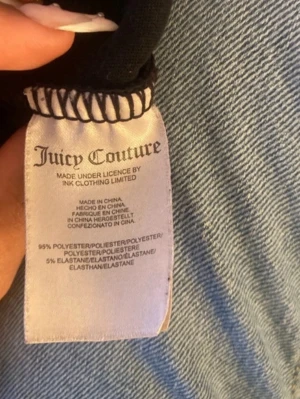 Svarta mjukisbyxor Juicy Couture S - Säljer ett par svarta mjukisbyxor från Juicy Couture i storlek S. Byxorna är tillverkade i mjuk polyester med lite stretch för extra komfort. Perfekta för chill dagar eller när du vill ha en avslappnad look.