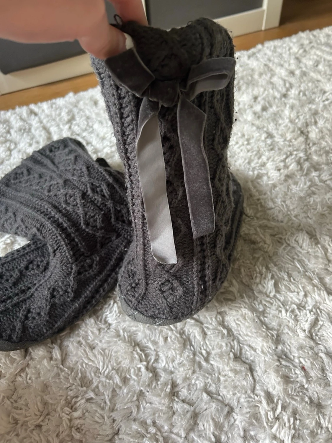 Mörkgrå stickade tofflor med mönster - 2