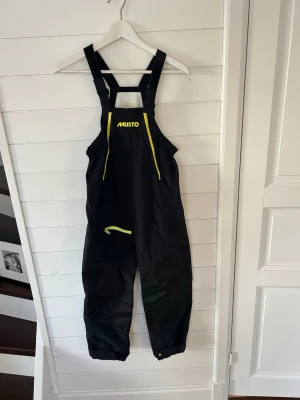 Seglarbyxor Musto barn - Mycket bra skick 9-11 Y.