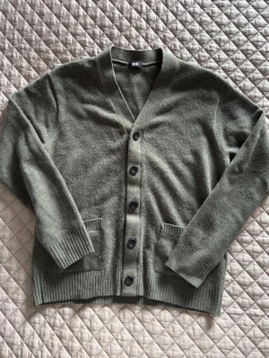 Uniqlo cardigan - Säljer nu denna Uniqlo cardigan. | Fint skick, lite nopprig. | Storlek S. | Passar bra till vintern såsom sena sommarkvällar. | Grön fin färg. | Släng iväg en signal vid funderingar så svarar jag snabbt. | 