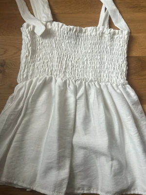 Vit sommar topp från Missäy - Supersöt vit topp som jag aldrig andvänt står att de storlek M/L men passar mig som oftast har storlek S. Den har ett väldigt strechight tyg så passar fler storlekar!🥰🥰