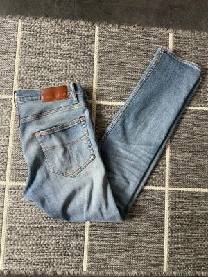 Tiger of Sweden Jeans - Tja, säljer dessa TOS Pistolero jeans då dom är lite för stora för mig. Jeansen är i väldigt fint skick med riktigt snygg tvätt. Nypris ca 1400-1800kr. Strl W30-L32 men passar bättre till W31 enligt mig. Kom gjärna med frågor