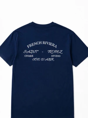 Marinblå t-shirt från Civare - Snygg marinblå t-shirt från Civare med tryck på ryggen där det står 'French Riviera' och 'Saint-Tropez'. Framtill finns en liten logga på bröstet. Klassisk passform och rund halsringning, tillverkad i mjuk bomull.