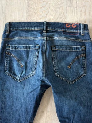 Dondup jeans - Säljer dessa dondup jeans | Modell: George | Storlek: 33 | Lagade i grenen men inget som syns vid användning | Hör av dig vid minsta fråga eller fundering 