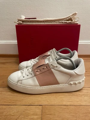 Valentino open sneakers  - Säljer nu dessa fina valentino skor | Väldigt fint skick | Storlek 39 | Kommer med äkthetsbevis | Hör gärna av er vid frågor eller funderingar 