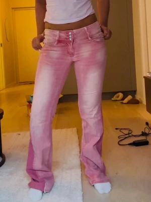 rosa lowwaist jeans - jätte söta rosa lowwaist bootcut jeans som är köpta secondhand💕💕 jag är 160