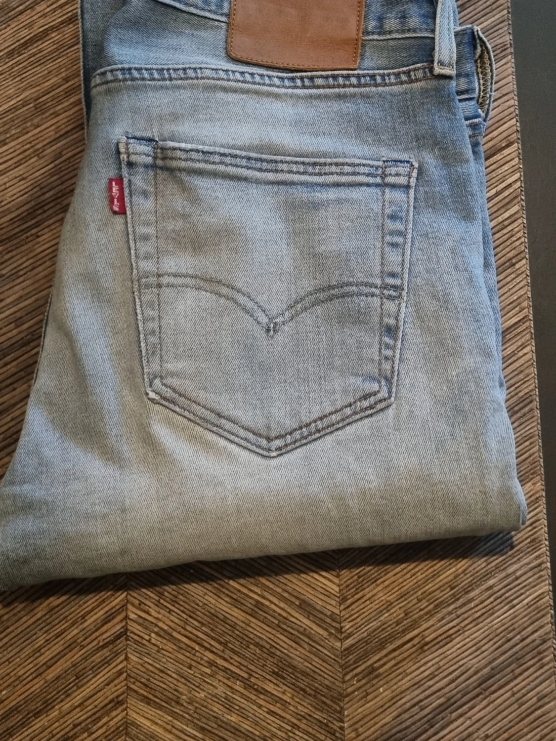 Ljusblå slitna Levi's jeans 34 34