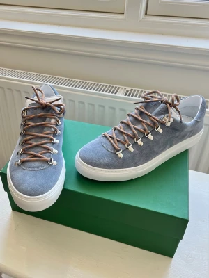 Brand new diemme marcostica skor - Brand new diemme marcostica skor, alltså inga defekter förutom en pytte pytte liten grej som ni ser. det ingår box och extra vita sko snören. Storlek: 43 , Kom gärna med frågor! 