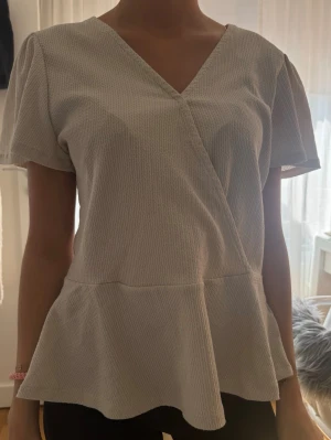 superfin ljusbeige omlott blus❣️ - jätte fin blus i fint skick! 