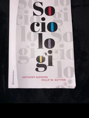 Sociologi av Giddens & Sutton - Säljer kursboken 'Sociologi' av Anthony Giddens och Philip W. Sutton. Boken har vit framsida med stora svarta, röda, blå och gula bokstäver. Perfekt för dig som pluggar sociologi eller samhällsvetenskap. Sjätte upplagan, svensk text.