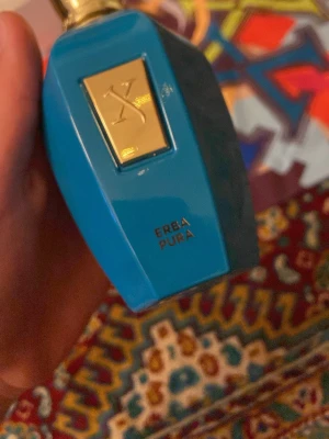 Xerjoff Erba Pura parfym blå/guld - Lyxig parfym från Xerjoff, modellen Erba Pura. Flaskan är i en snygg blå färg med gulddetaljer och har en elegant, modern form. Perfekt för dig som gillar exklusiva dofter och vill ha en parfym som sticker ut i badrumshyllan. Pris går att diskutera!😀