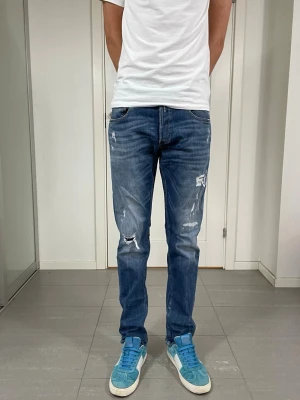 Replay Grover Jeans  - Säljer nu dessa Replay Grover Jeans med snygga slitningar i populär design, W31 o L32 med mått ca 39,5 o 106 cm. skriv för fler bilder/frågor🙌🏼