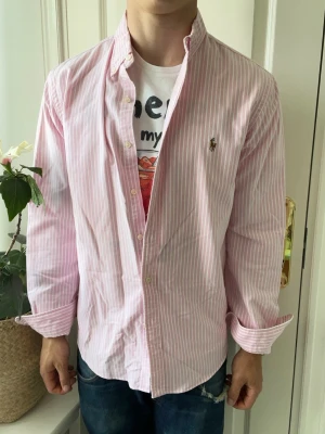 Ralph lauren skjorta - På plick Live 11 Juni 17.00  - Ralph lauren skjorta, personlig favorit. Stor på modellen, Inga defekter! Modellen i bilderna är 180 cm 75 kg och bär Storlek L slim fit , Kom med frågor! 🌟 (Kan gå ned i pris vid köp av paket 😉) 
