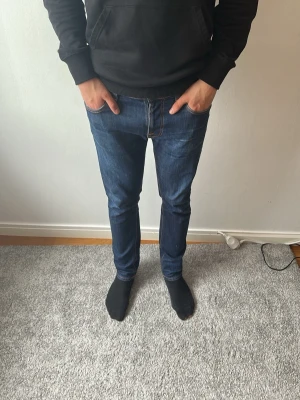 Nudie Jeans - Hej, Säljer nu dessa super snygga Nudie jeans i grymt skick med inga defekter! Midja 42 cm, längd 102 cm. Rabatt vid köp av flera varor. Hör av er vid fler frågor🤝