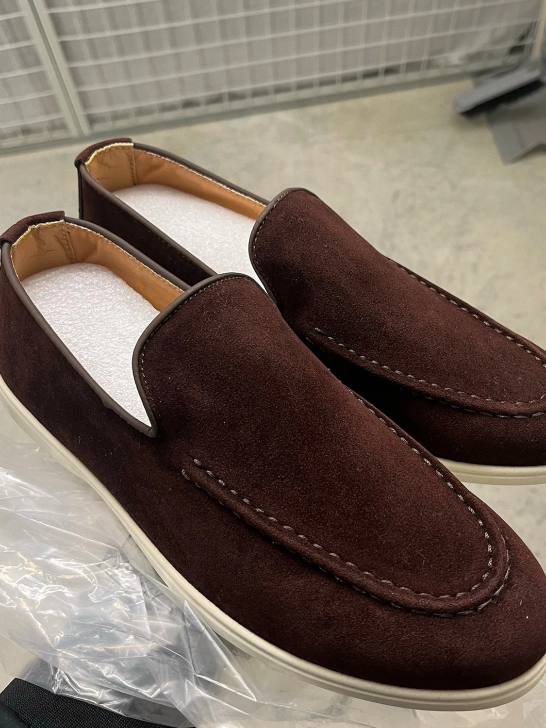 Bruna mocka loafers med vit sula