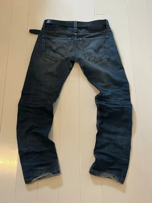 Vintage Levis faded jeans - Säljer mina vintage mörkbå jeans, Levi's 511 vintage. Raka ben och riktigt snygg och trendig tvätt. Jeansen har två bakfickor med det ikoniska v-märket. Perfekta för en avslappnad och cool stil!