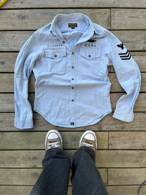 Ralph Lauren skjorta - Riktigt fet ljusblå/grå sommar skjorta av Ralph Lauren. Storlek S.