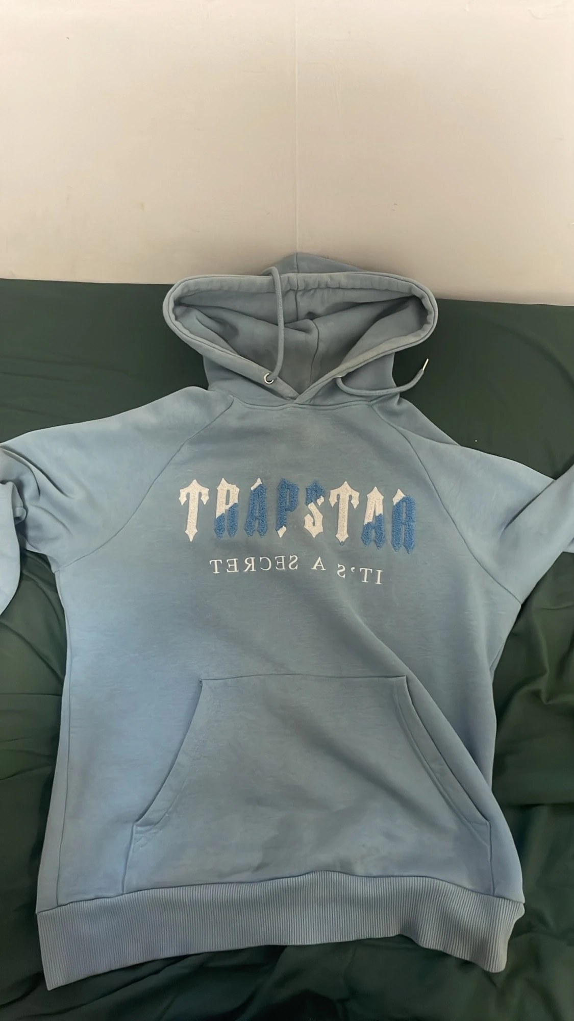 Blå hoodie från Trapstar