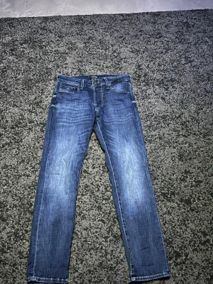 Blå slim fit jeans med slitningar - Snygga blå slim fit jeans med lätt slitna detaljer och klassisk femficksdesign. Jeansen har normal midja och raka ben. Perfekta för en avslappnad och trendig look. Tillverkade i mjukt denimtyg för skön känsla hela dagen. toppen skick bara använda max 3 gånger