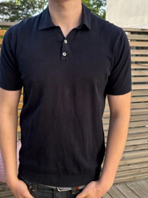 Mörkblå Massimo Dutti pikétröja  - Fett Massimo Dutti pike, gjord av merinoull. Storlek M, modellen är 183cm. Skriv om ni har några frågor!