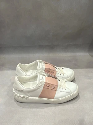 Valentino opens Rosa | 36 - Valentino opens Rosa | Size - 36, passar möjligtvis 37 | Skick - 8/10, mycket bra | Äkta | Inget og | Hör av er vid frågor eller funderingar 