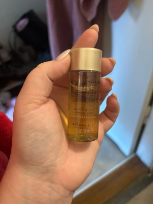 Rituals micellärt vatten 30 ml - Säljer en liten flaska micellärt vatten från Rituals, Miracle 3-in-1 Micellar Water. Flaskan är transparent med guldfärgat lock och innehåller 30 ml. Perfekt för att rengöra huden och ta bort smink, med ingredienser som lotus och ros.