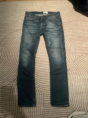 Dobber jeans - Riktigt schyssta jeans från dobber! As snygg färg med slitningar, straight fit, storlek 31W 32L. Nästan oanvända!