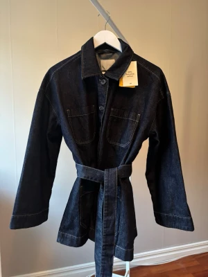 Jeansjacka med bälte - Otroligt fin jeansjacka nu till våren!🌸Helt ny och aldrig använd🥰