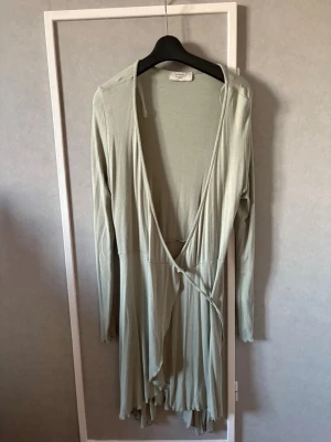 Grön omlott klänning - Från Chiquelle i stl S🤍