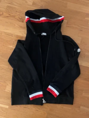 Moncler hoodie - Säljer en bra ny skick o använd moncler hoodie