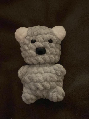Virkad Koala🥰 - Söt liten handgjord koala i grått, virkad med mjukt garn. Nallen har vita öron, svarta plastögon och en svart nos. Perfekt som dekoration eller present till någon som gillar gulliga saker. 