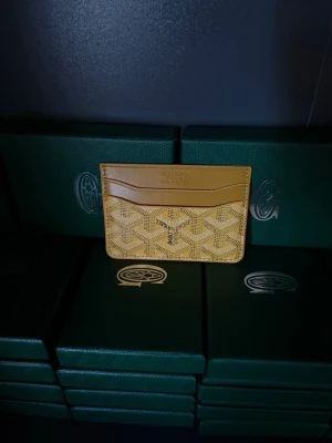 Gooyard Plånbok - Säljer denna plånbok i bästa kvalitet helt ny,finns i olika färger.bara skriva om ni undrar eller vill ha mer information eller bilder.Skickar med en gåva vid köp🙏