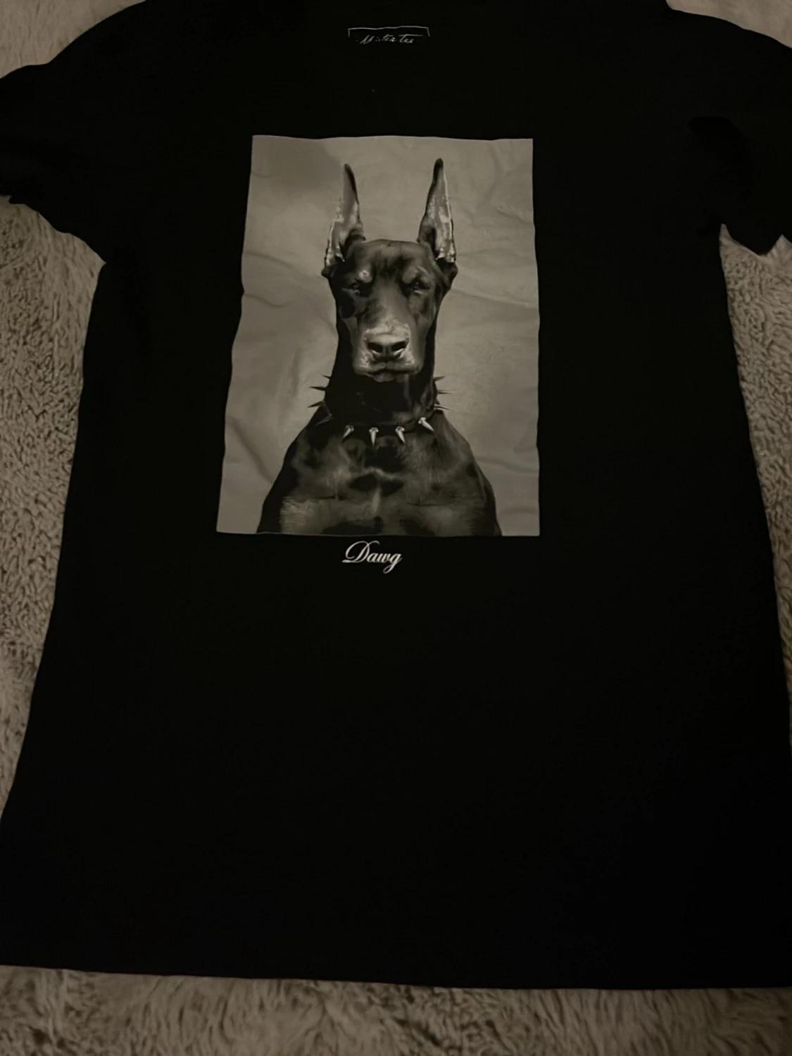 Svart t-shirt med bild på - 1