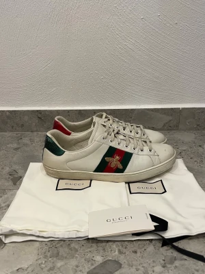 Gucci Ace Bee - Gucci Ace Bee || Storlek 43 (UK 8,5) innermåttet är 27,5cm || Skorna är i bra skick (se bilder) || Mitt pris 2399kr || Tveka inte på att höra av dig vid frågor eller funderingar 