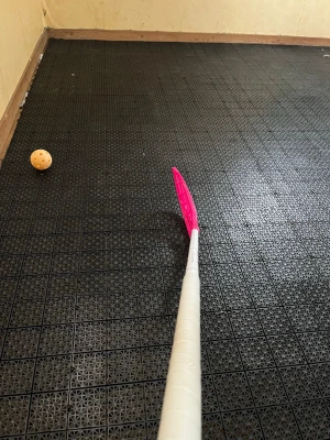 Unihoc innebandyklubba vit/rosa - Säljer en innebandyklubba från Unihoc med vit skaft och rosa blad. Klubban är lätt och har ett greppvänligt handtag. Perfekt för träning eller match. Bladet är böjt och tillverkat i slitstark plast.