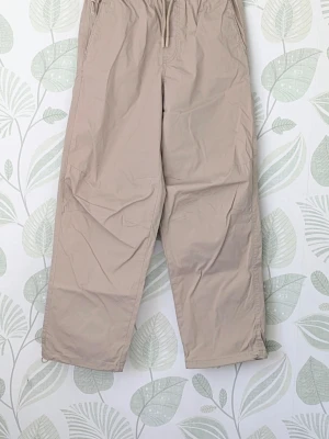 Parachutebyxor Cubus Storlek 152 -  - Storlek 152 men passar även 158. - Oanvänt. - Jag kan ha missat någon miniskavank men jag har försökt att granska plagget så gott det gårr.  🌿 Maila gärna vid funderingar. 🌿 Går att hämta i Umeå.   