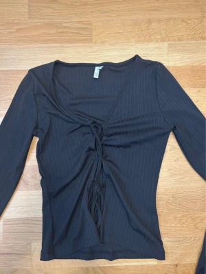 Svart ribbad topp med snörning NLY Trend - använd ett fåtal gånger