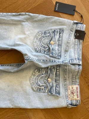 Lowwaist true religion jeans  - Helt nya truies med cool fickdesign och låg midja. Superfin färg. Säljer då de inte passade mig😭 nypris 1299