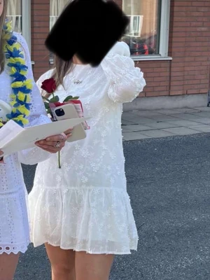 skolavslutningsklänning - jättefin vit klänning som passar perfekt tills student elelr skolavslutning! använd en gång, därav i superfint skick! kom gärna med prisförslag 💖