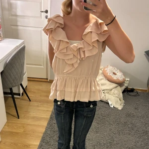 Blus från hm  - Intressekoll på denna mycket eftertraktade blus ifrån hm eftersom den inte kommer till användning ❤️❤️ den är i storlek 40 men passar mig som brukar ha XS, mycket fint skick och inga defekter ❤️❤️❤️