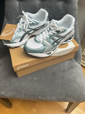 Asics sneakers silver och grön - Ett par fina Asics skor som e använda i 1 vecka köpte de för att ha i gymmet men vill nu försöka bli av med dom de inget fel elle skada på skorna dom e inprincip helt nya perfekt för att ha nu till sommar vädret. Storlek 40 men passar även 41 bara höra av sig vid frågor 