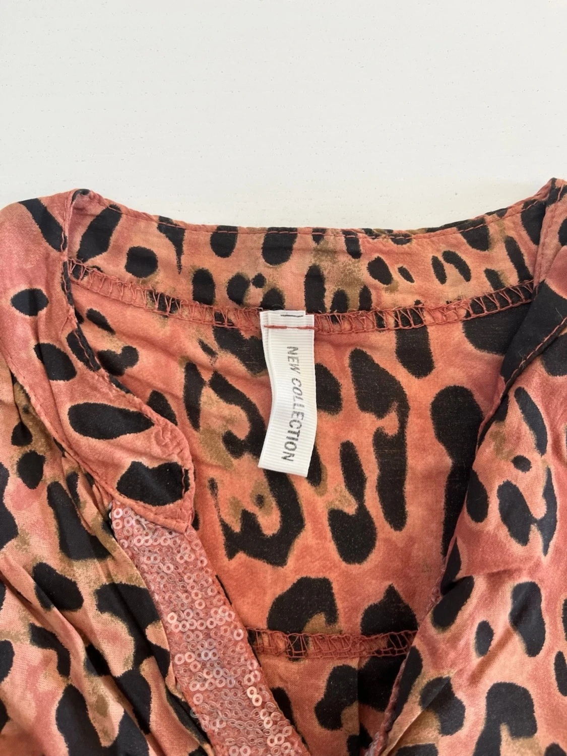 Leopardmönstrad blus med paljettdetaljer - 2