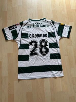 #28 Ronaldo Sporting Hemma Kit 2002/03 - Stilren fotbollströja i helt nytt skick. Tröjan är inte använd en endaste sekund.